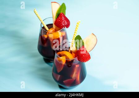 Der spanische Sommercocktail Sangria wird in Gläsern mit frischem Obst serviert Stockfoto