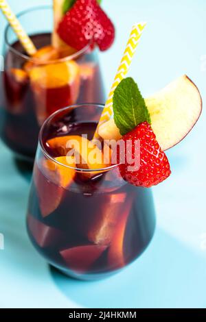 Der spanische Sommercocktail Sangria wird in Gläsern mit frischem Obst serviert Stockfoto