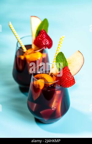 Der spanische Sommercocktail Sangria wird in Gläsern mit frischem Obst serviert Stockfoto