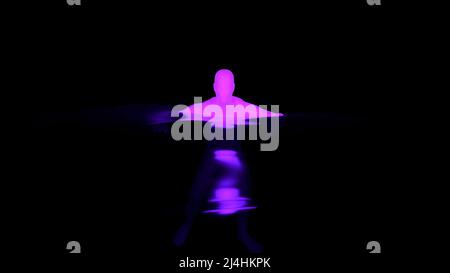 Abstrakte Visualisierung einer männlichen purpurnen Silhouette, die im dunklen Wasser schwimmend ist. Design. Mann, der sich im Wasser auf schwarzem Hintergrund bewegt. Stockfoto