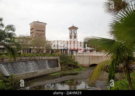 Premium Outlets Shopping Mall, Orlando, Florida, USA, März 24. 2022, Eine natürliche Wasserscheide an der Mall. Stockfoto