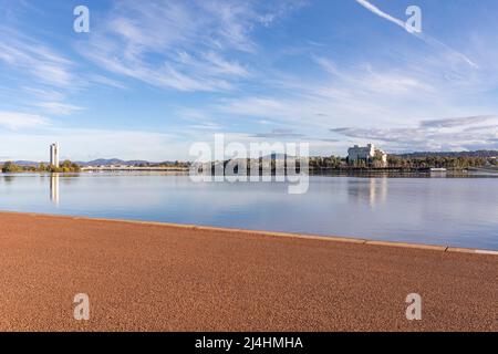 National Carillon und Australian High Court Gebäude am Ufer des Lake Burley Griffin in Canberra an einem sonnigen Herbsttag, ACT, Australien Stockfoto