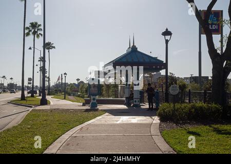 Irlo Bronson Highway 192, Kissimmee, Orlando, Florida, USA, Am 30.. März 2022 warten Menschen an einer Bushaltestelle. Stockfoto