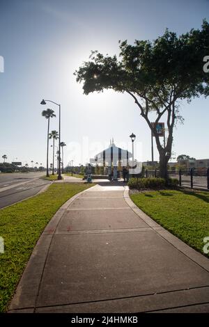 Irlo Bronson Highway 192, Kissimmee, Orlando, Florida, USA, Am 30.. März 2022 warten Menschen an einer Bushaltestelle. Stockfoto