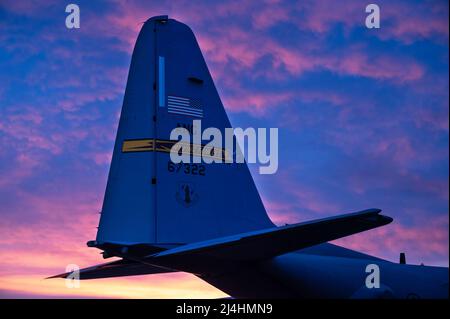 Ein C-130H Hercules-Flugzeug, das dem 103. Airlift Wing, Connecticut Air National Guard, zugewiesen ist, wird auf der Fluglinie der Bradley Air National Guard Base geparkt, 13. Dezember 2021, East Granby, Connecticut, Connecticut. Mitglieder der 103. Maintenance Group bereiteten das Flugzeug für den Flug vor. (USA Foto der Air National Guard von Meister Sgt. Tamara R. Dabney) Stockfoto