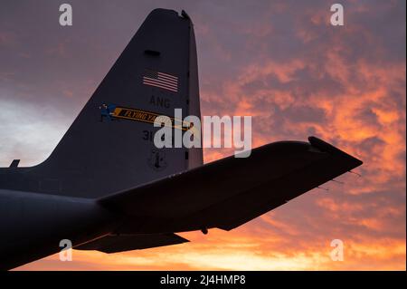Ein C-130H Hercules-Flugzeug, das dem 103. Airlift Wing, Connecticut Air National Guard, zugewiesen ist, wird auf der Fluglinie der Bradley Air National Guard Base geparkt, 13. Dezember 2021, East Granby, Connecticut, Connecticut. Mitglieder der 103. Maintenance Group bereiteten das Flugzeug für den Flug vor. (USA Foto der Air National Guard von Meister Sgt. Tamara R. Dabney) Stockfoto