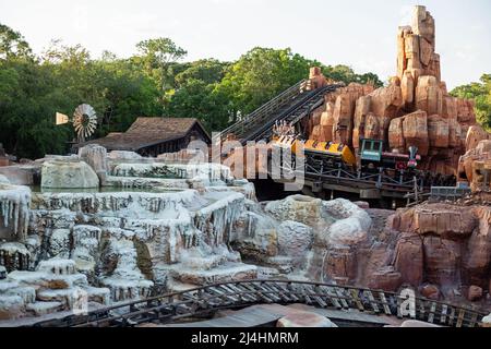 1180 Seven Seas Drive, Orlando, FL 32836, USA, März 30., 2022 genießen die Menschen die Fahrt auf der Achterbahn der Big Thunder Mountain Railroad. Stockfoto