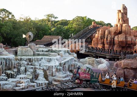 1180 Seven Seas Drive, Orlando, FL 32836, USA, März 30., 2022 genießen die Menschen die Fahrt auf der Achterbahn der Big Thunder Mountain Railroad. Stockfoto