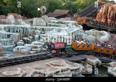 1180 Seven Seas Drive, Orlando, FL 32836, USA, März 30., 2022 genießen die Menschen die Fahrt auf der Achterbahn der Big Thunder Mountain Railroad. Stockfoto