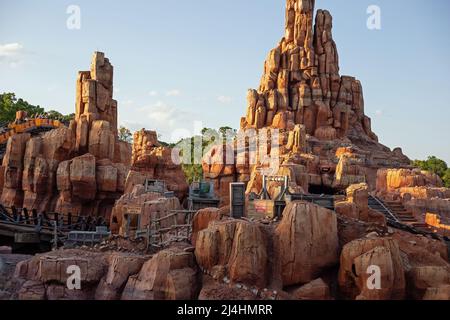 1180 Seven Seas Drive, Orlando, FL 32836, USA, März 30., 2022 genießen die Menschen die Fahrt auf der Achterbahn der Big Thunder Mountain Railroad. Stockfoto