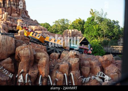 1180 Seven Seas Drive, Orlando, FL 32836, USA, März 30., 2022 genießen die Menschen die Fahrt auf der Achterbahn der Big Thunder Mountain Railroad. Stockfoto