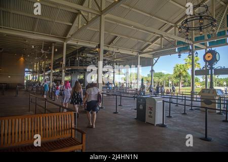 Epcot Theme Park, Orlando, Florida, April 3. 2022, Leute, die das von Disney bereitgestellte Cable Car-System nutzen, um den Transit zwischen Parks zu ermöglichen Stockfoto