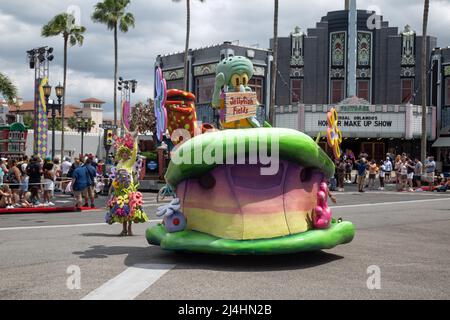 Islands of Adventure, Orlando, Florida, USA, April 4. 2022, Einheimische und Touristen sehen sich die „Mardi Gras“-Parade im Freizeitpark an Stockfoto