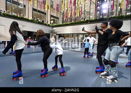 New York, USA. 15. April 2022. People Roller Skate am Eröffnungstag im Flippers Roller Boogie Palace NYC im Rockefeller Center in New York, NY, 15. April 2022. Zum ersten Mal seit den 1940er Jahren ist das Rollschuhlaufen im Rockefeller Center zurückgekehrt. (Foto von Anthony Behar/Sipa USA) Quelle: SIPA USA/Alamy Live News Stockfoto