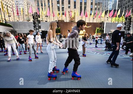 New York, USA. 15. April 2022. People Roller Skate am Eröffnungstag im Flippers Roller Boogie Palace NYC im Rockefeller Center in New York, NY, 15. April 2022. Zum ersten Mal seit den 1940er Jahren ist das Rollschuhlaufen im Rockefeller Center zurückgekehrt. (Foto von Anthony Behar/Sipa USA) Quelle: SIPA USA/Alamy Live News Stockfoto