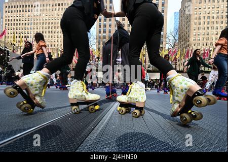 New York, USA. 15. April 2022. People Roller Skate am Eröffnungstag im Flippers Roller Boogie Palace NYC im Rockefeller Center in New York, NY, 15. April 2022. Zum ersten Mal seit den 1940er Jahren ist das Rollschuhlaufen im Rockefeller Center zurückgekehrt. (Foto von Anthony Behar/Sipa USA) Quelle: SIPA USA/Alamy Live News Stockfoto