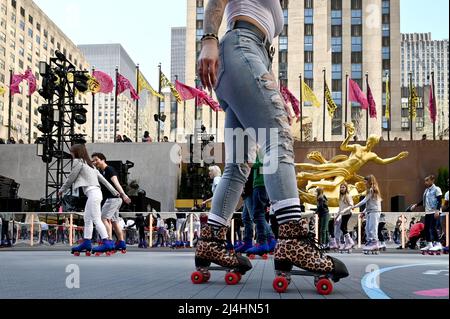 New York, USA. 15. April 2022. People Roller Skate am Eröffnungstag im Flippers Roller Boogie Palace NYC im Rockefeller Center in New York, NY, 15. April 2022. Zum ersten Mal seit den 1940er Jahren ist das Rollschuhlaufen im Rockefeller Center zurückgekehrt. (Foto von Anthony Behar/Sipa USA) Quelle: SIPA USA/Alamy Live News Stockfoto