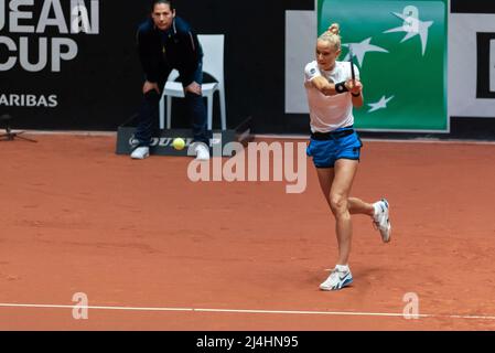 DEN B.Sc., NIEDERLANDE - 16. APRIL: Arantxa Rus aus den Niederlanden in ihrem Spiel gegen Nuria Parrizas aus Spanien während des Billie Jean King Cup in Maaspoort am 16. April 2022 in Den Bosch, Niederlande (Foto: Rob Sebel/Orange Picches) Stockfoto