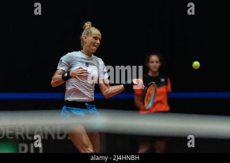 DEN B.Sc., NIEDERLANDE - 16. APRIL: Arantxa Rus aus den Niederlanden in ihrem Spiel gegen Nuria Parrizas aus Spanien während des Billie Jean King Cup in Maaspoort am 16. April 2022 in Den Bosch, Niederlande (Foto: Rob Sebel/Orange Picches) Stockfoto