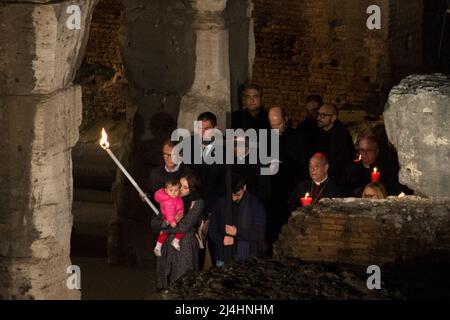 Rom, Italien. 15. April 2022. Das Kreuz Jesu Christi wird am Karfreitagabend im Kolosseum getragen, als Papst Franziskus, Jorge Mario Bergoglio, die Via Crucis / Weg zum Kreuz feierte. Kredit: LSF Foto/Alamy Live Nachrichten Stockfoto