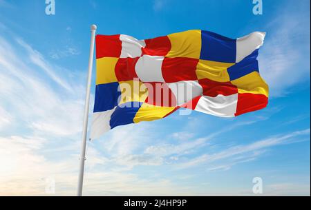 Offizielle Flagge von Antwerpen, Belgien bei bewölktem Himmel bei Sonnenuntergang, Panoramablick. Belgisches Reise- und Patriot-Konzept. Platz für ein breites Banner. Stockfoto
