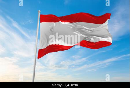 Offizielle Flagge der Stadt Antwerpen, Belgien bei bewölktem Himmel bei Sonnenuntergang, Panoramablick. Belgisches Reise- und Patriot-Konzept. Platz für ein breites Verbot kopieren Stockfoto