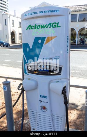 EV-Ladegerät für Elektrofahrzeuge an einer öffentlichen Straße im Stadtzentrum von Canberra, ACT, Australien Stockfoto