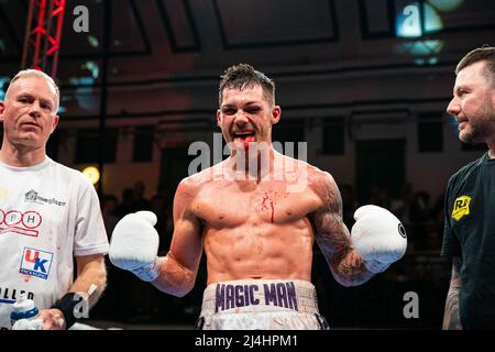 London, Großbritannien. 15. April 2022. Sam Gilley feiert den Sieg während der MTK-Kampfnacht zwischen Gilley und Brown für den englischen Super-Weltgewicht-Titel in der York Hall in London, England Sam Mallia/SPP Credit: SPP Sport Press Photo. /Alamy Live News Stockfoto