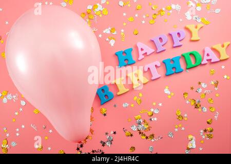 Überraschungsparty und bunte Dekorationen dekorieren und feiern Geburtstagkonzept golden und silberne Konfetti, bunte Happy Birthday Text und Ballo Stockfoto