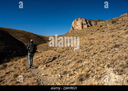 Frau Beim Wandern In Richtung El Capitan Im Guadalupe Mountains National Park Stockfoto