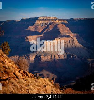 Die Frau hält an, um den Blick auf den Canyon auf einer Rucksacktour in den Grand Canyon zu genießen Stockfoto