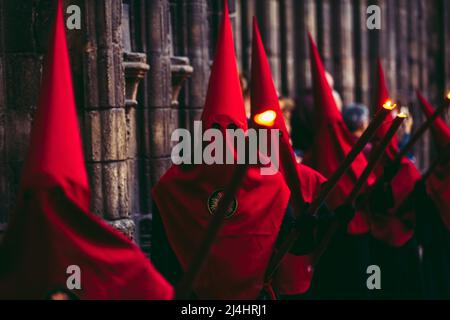 Barcelona, Spanien. 15. April 2022. Kapuzen-Büßer der Bruderschaft „Nuestra Senora de las Angustias“ ziehen während der Karfreitagsprozession durch Barcelona Credit: Matthias Oesterle/Alamy Live News Stockfoto