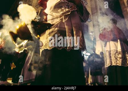 Barcelona, Spanien. 15. April 2022. Ein Verehrer der Bruderschaft "Nuestra Senora de las Angustias" winkt Weihrauch, während er während der Karfreitagsprozession durch Barcelona pariert. Quelle: Matthias Oesterle/Alamy Live News Stockfoto