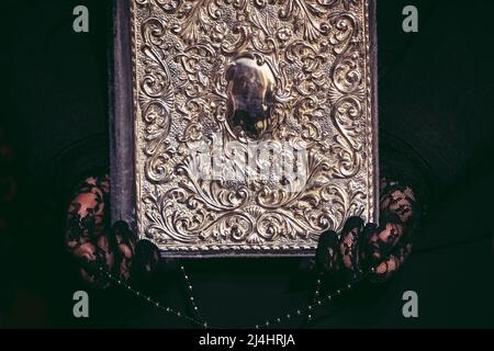 Barcelona, Spanien. 15. April 2022. Ein Verehrer der Bruderschaft "Nuestra Senora de las Angustias" trägt während der Karfreitagsprozession durch Barcelona eine bibel.Quelle: Matthias Oesterle/Alamy Live News Stockfoto