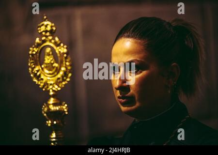 Barcelona, Spanien. 15. April 2022. Ein Verehrer der Bruderschaft "Nuestra Senora de las Angustias" zieht während der Karfreitagsprozession durch Barcelona.Quelle: Matthias Oesterle/Alamy Live News Stockfoto
