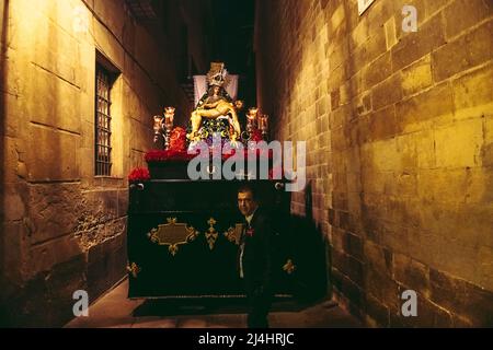 Barcelona, Spanien. 15. April 2022. Das religiöse Bild der Bruderschaft "Nuestra Senora de las Angustias" wird während der Karfreitagsprozession durch Barcelona getragen.Quelle: Matthias Oesterle/Alamy Live News Stockfoto