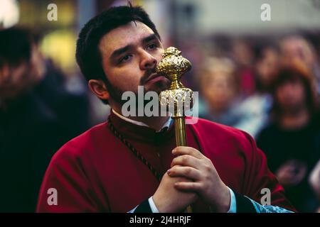 Barcelona, Spanien. 15. April 2022. Ein Verehrer der Bruderschaft "Nuestra Senora de las Angustias" pariert während der Karfreitagsprozession durch Barcelona. Quelle: Matthias Oesterle/Alamy Live News Stockfoto