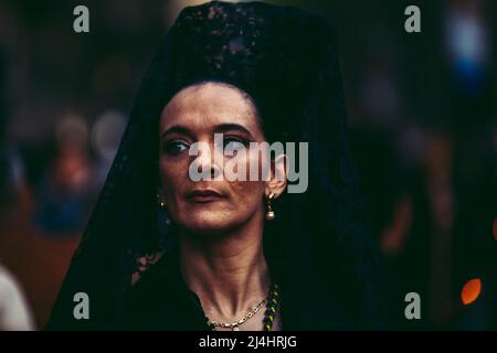 Barcelona, Spanien. 15. April 2022. Ein Verehrer der Bruderschaft "Nuestra Senora de las Angustias" zieht während der Karfreitagsprozession durch Barcelona.Quelle: Matthias Oesterle/Alamy Live News Stockfoto