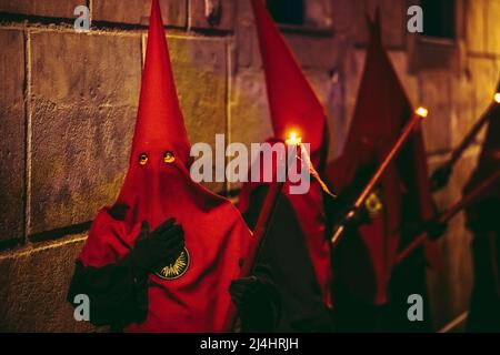 Barcelona, Spanien. 15. April 2022. Kapuzen-Büßer der Bruderschaft „Nuestra Senora de las Angustias“ ziehen während der Karfreitagsprozession durch Barcelona Credit: Matthias Oesterle/Alamy Live News Stockfoto