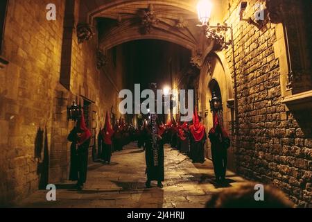 Barcelona, Spanien. 15. April 2022. Kapuzen-Büßer der Bruderschaft „Nuestra Senora de las Angustias“ ziehen während der Karfreitagsprozession durch Barcelona Credit: Matthias Oesterle/Alamy Live News Stockfoto