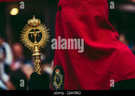 Barcelona, Spanien. 15. April 2022. Während der Karfreitagsprozession zieht ein mit Kapuze behauener Büßer der Bruderschaft "Nuestra Senora de las Angustias" durch Barcelona.Quelle: Matthias Oesterle/Alamy Live News Stockfoto