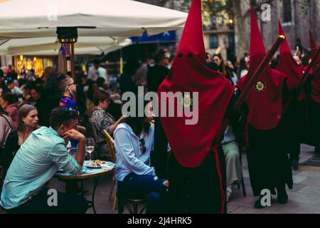 Barcelona, Spanien. 15. April 2022. Kapuzen-Büßer der Bruderschaft „Nuestra Senora de las Angustias“ ziehen während der Karfreitagsprozession durch Barcelona Credit: Matthias Oesterle/Alamy Live News Stockfoto