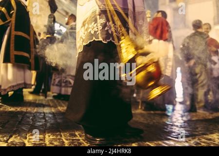 Barcelona, Spanien. 15. April 2022. Ein Verehrer der Bruderschaft "Nuestra Senora de las Angustias" winkt Weihrauch, während er während der Karfreitagsprozession durch Barcelona pariert. Quelle: Matthias Oesterle/Alamy Live News Stockfoto