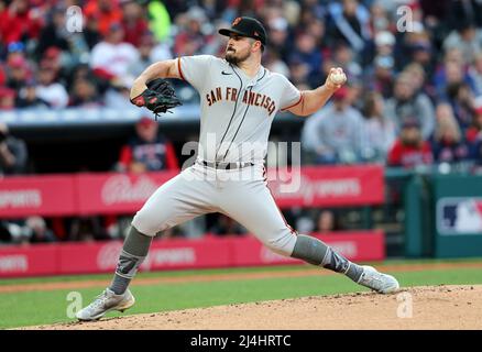 Cleveland, Usa. 15. April 2022. Die San Francisco Giants Carlos Rodon setzt sich am Freitag, den 15. April 2022, im ersten Inning gegen die Cleveland Guardians im Progressive Field in Cleveland, Ohio, durch. Foto von Aaron Josefczyk/UPI Credit: UPI/Alamy Live News Stockfoto