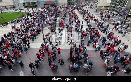 Cleveland, Usa. 15. April 2022. Baseballfans stehen Schlange und warten darauf, dass sich die Tore für den Heimauftakt der Cleveland Guardians gegen die San Francisco Giants im Progressive Field in Cleveland, Ohio, am Freitag, den 15. April 2022, öffnen. Foto von Aaron Josefczyk/UPI Credit: UPI/Alamy Live News Stockfoto