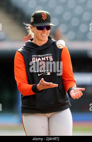 Cleveland, Usa. 15. April 2022. Alyssa Nakken, Assistenztrainer der San Francisco Giants, spielt am Freitag, den 15. April 2022, im Progressive Field in Cleveland, Ohio, den Ball vor dem Giants-Spiel gegen die Cleveland Guardians. Foto von Aaron Josefczyk/UPI Credit: UPI/Alamy Live News Stockfoto