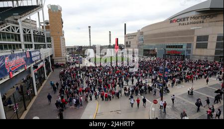 Cleveland, Usa. 15. April 2022. Baseballfans stehen Schlange und warten darauf, dass sich die Tore für den Heimauftakt der Cleveland Guardians gegen die San Francisco Giants im Progressive Field in Cleveland, Ohio, am Freitag, den 15. April 2022, öffnen. Foto von Aaron Josefczyk/UPI Credit: UPI/Alamy Live News Stockfoto