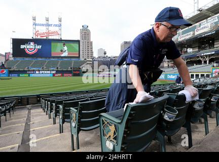 Cleveland, Usa. 15. April 2022. Ein progressiver Feldarbeiter putzt Sitze vor den Toren, die für den Hausauftakt der Cleveland Guardians gegen die San Francisco Giants in Cleveland, Ohio, am Freitag, den 15. April 2022, einluden. Foto von Aaron Josefczyk/UPI Credit: UPI/Alamy Live News Stockfoto