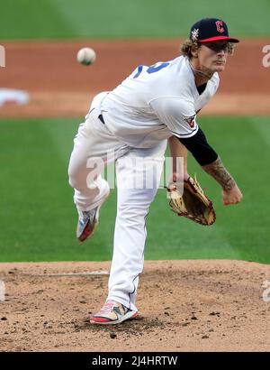 Cleveland, Usa. 15. April 2022. Cleveland Guardians Zach Plesac setzt sich am Freitag, den 15. April 2022, im dritten Inning gegen die San Francisco Giants Carlos Rodon im Progressive Field in Cleveland, Ohio, durch. Foto von Aaron Josefczyk/UPI Credit: UPI/Alamy Live News Stockfoto