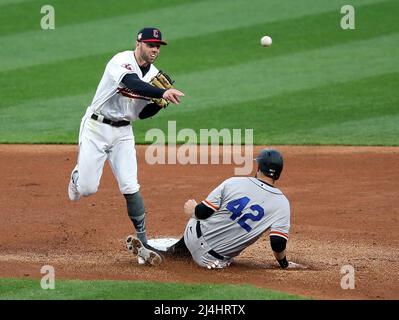 Cleveland, Usa. 15. April 2022. Cleveland Guardians Owen Miller forces out San Francisco Giants Basis Läufer Brandon Belt in der dritten Inning auf dem Progressive Field in Cleveland, Ohio am Freitag, 15. April 2022. Foto von Aaron Josefczyk/UPI Credit: UPI/Alamy Live News Stockfoto